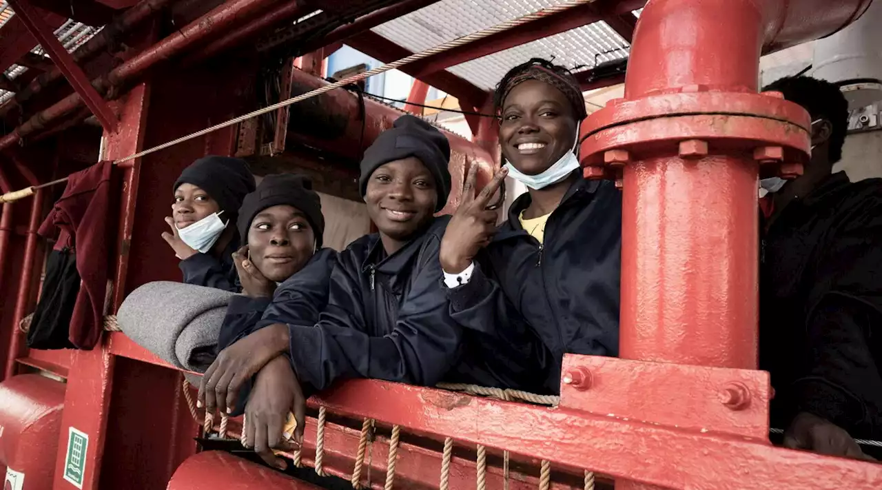 Migranti, a Catania 2 tendostrutture al porto per 700 persone