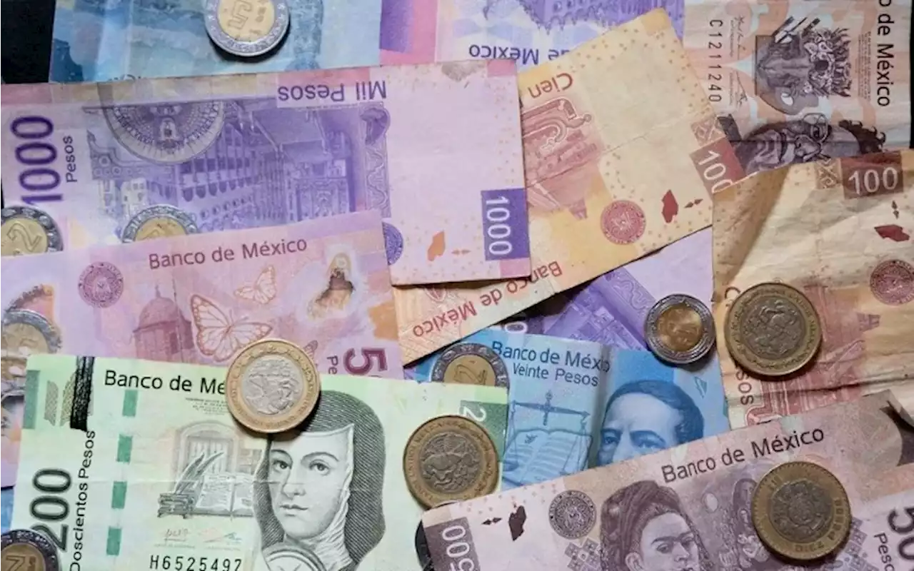 Peso mexicano retrocede a la espera inflación EU