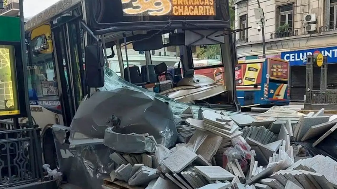 Palermo: inhabilitan a colectivero drogado que chocó una pila de baldosas