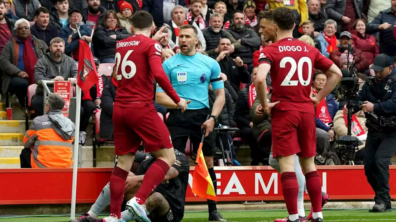 Premier League: árbitro le pegó un codazo a un jugador del Liverpool