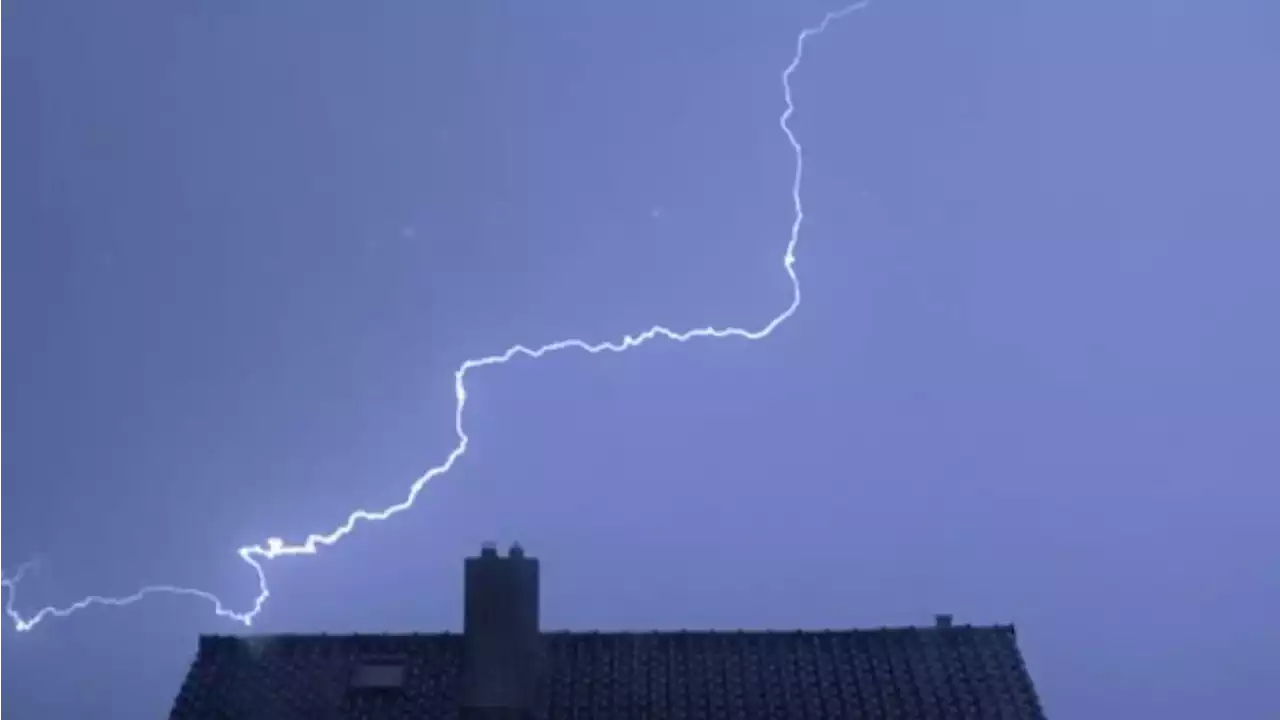 Bliksem leidt tot auto-ongeluk en een brand, maar ook tot spectaculair beeld