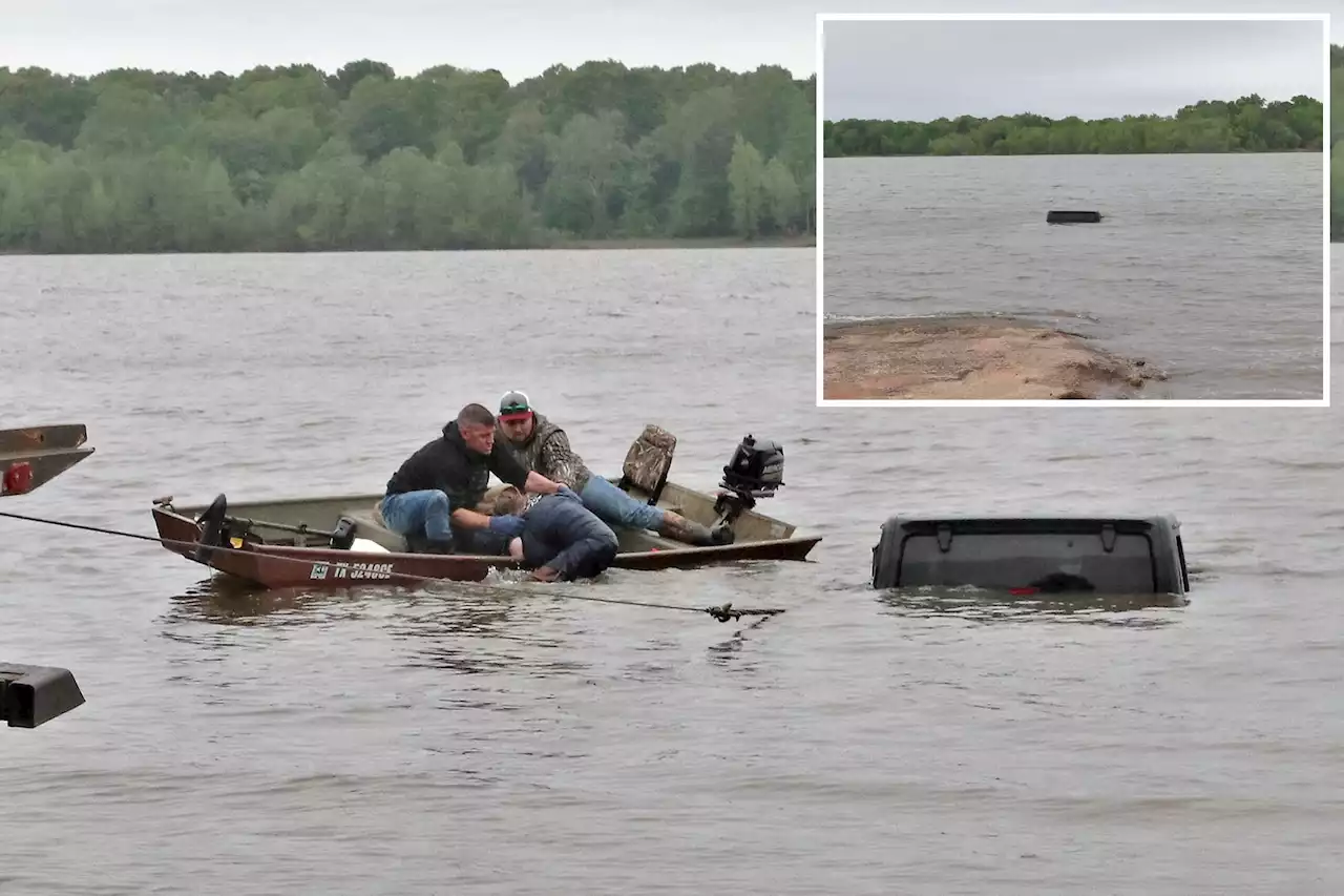 Crew preparing to tow Jeep submerged in lake discover missing woman alive inside