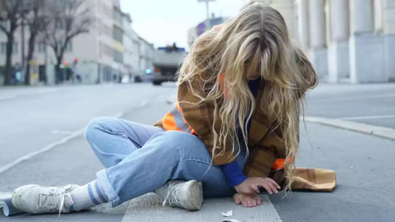 Trotz drohender Abschiebung: Klima-Shakira Anja Windl bei Blockade in Graz