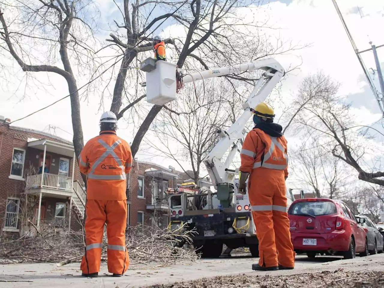 Power line repairs continue in Quebec as officials warn of carbon monoxide poisoning