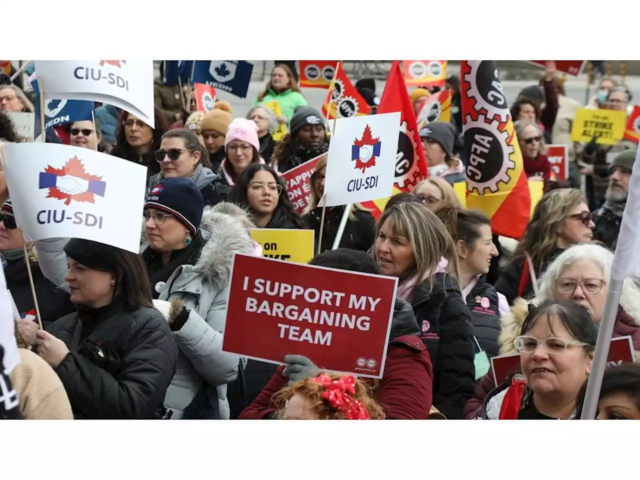 What happens if 155,000 federal public service workers go on strike?