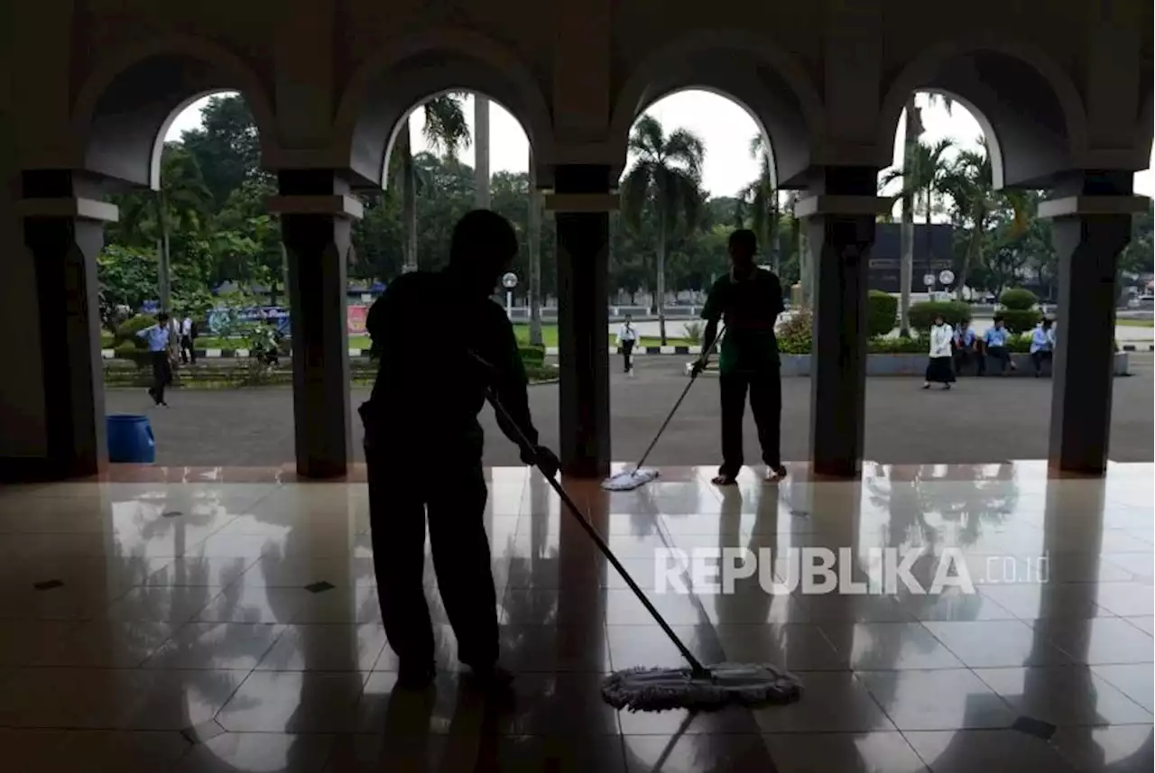 Pemkab Lombok Tengah Bagikan Honor Bagi Marbut Masjid |Republika Online