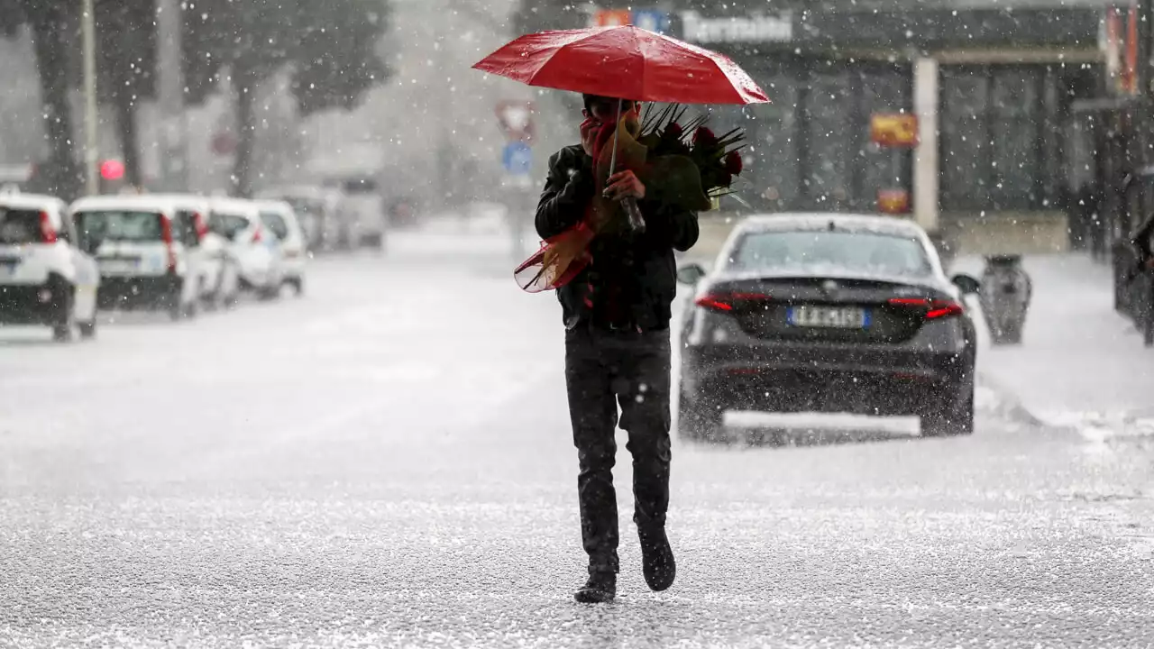 Arriva il maltempo, tanta pioggia e torna anche le neve: le zone colpite