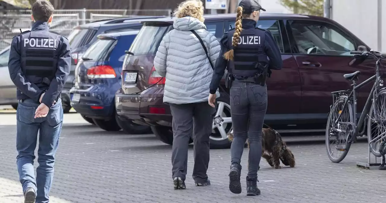 Messerattacke in Duisburger Altstadt: Wie die Polizei mit Hunden nach Tatverdächtigen sucht