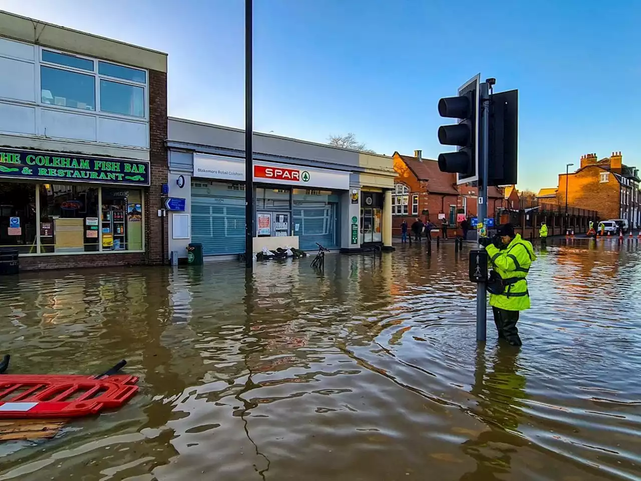 Riverbank to be fenced off as experts work on Shrewsbury flood barriers next week