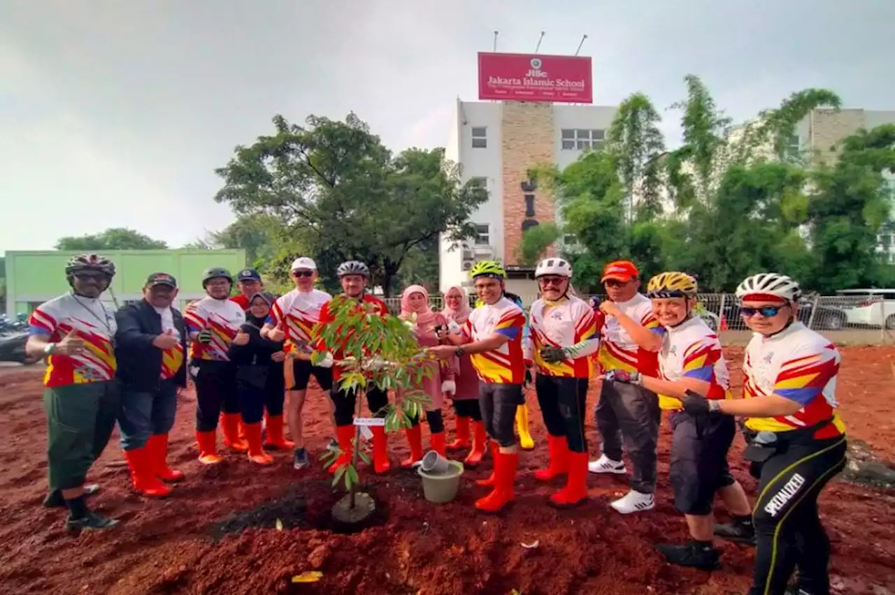 Gowes Sambil Hijaukan Jakarta, Saleh Husin dan KSI Tanam Pohon Buah