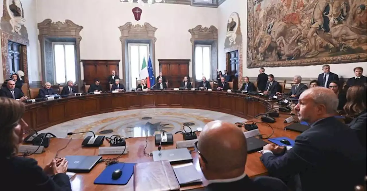 Via libera del consiglio dei ministri al Def. Governo dichiara stato di emergenza su migrazione