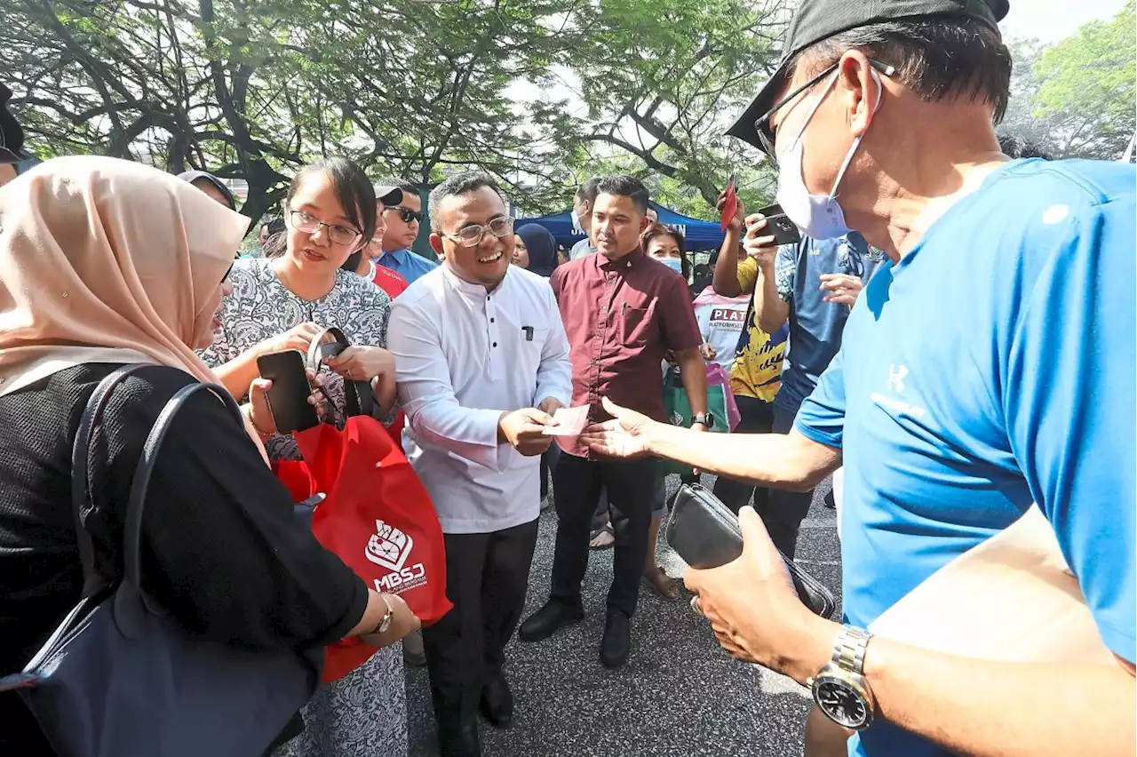 Selangor govt hands out 10,000 Rahmah coupons