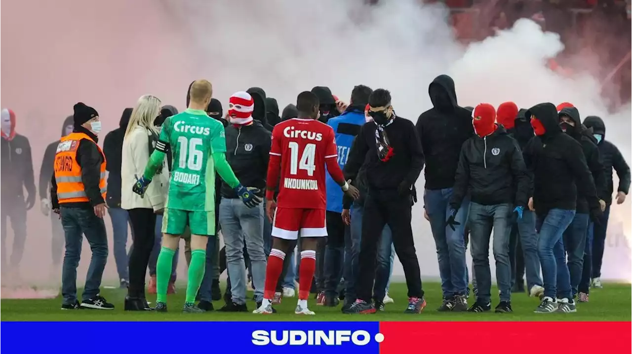 Standard - Charleroi classé «à très hauts risques»: comment le dernier choc wallon à Sclessin avait terminé dans le chaos...