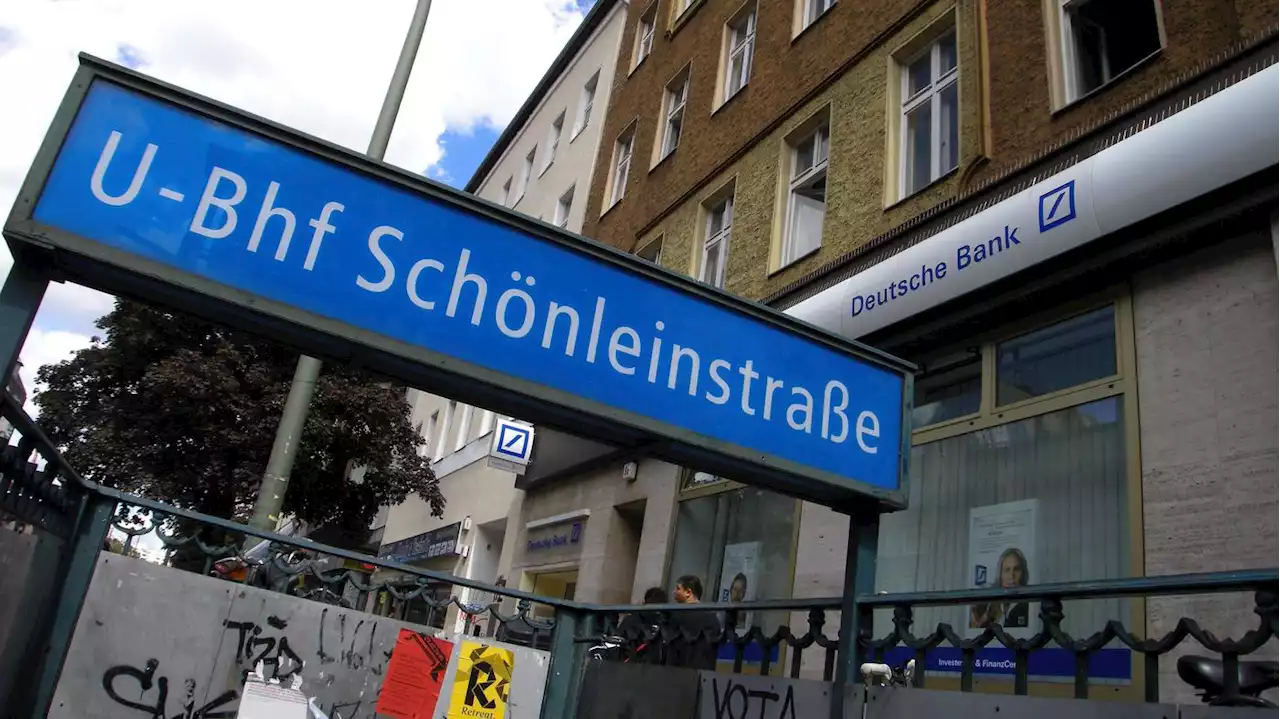 In Berliner U-Bahn erwischt: Frau fährt ohne Fahrschein und beleidigt Kontrolleure rassistisch