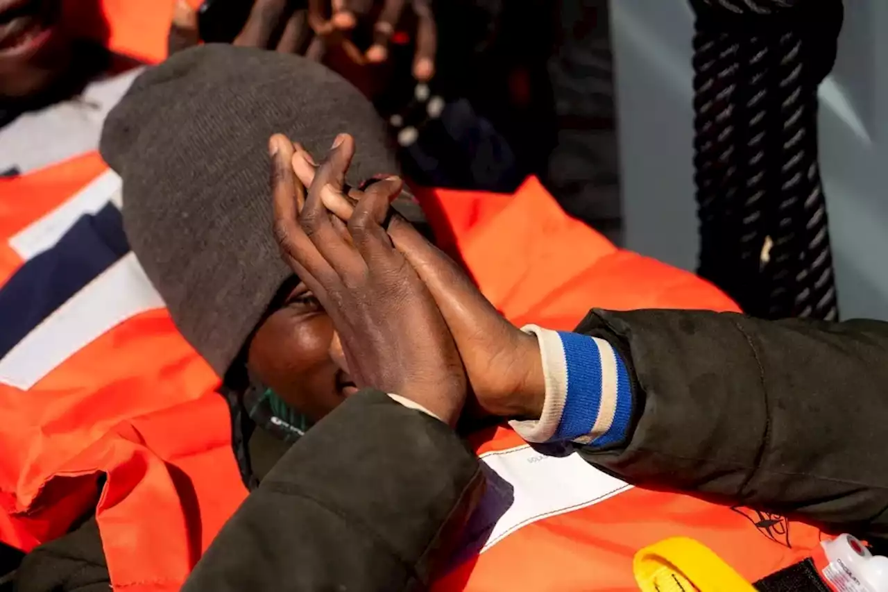 Se agrava la crisis migratoria en Italia: rescatan a 1200 personas que iban a bordo de dos barcos pesqueros