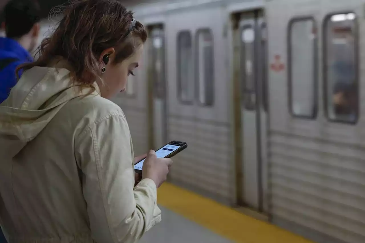 What does Rogers’ TTC cellphone deal mean for riders using Bell or Telus?