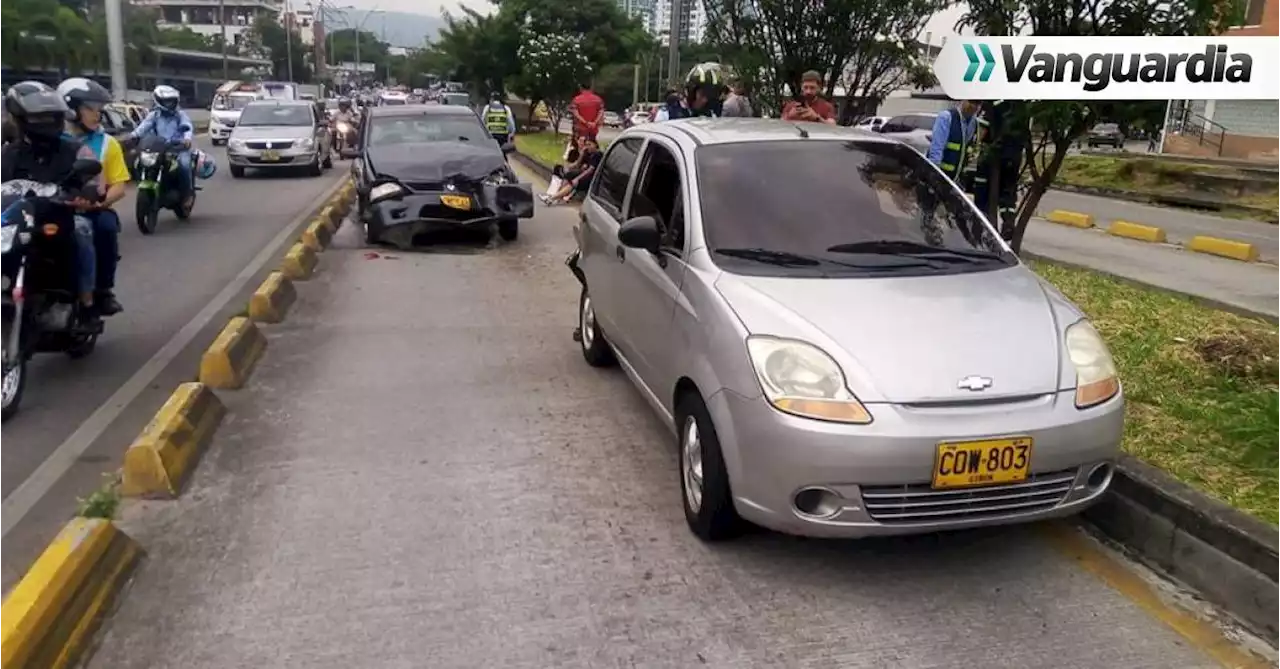 Cuatro heridos dejó un accidente entre dos vehículos en el carril exclusivo de la autopista de Bucaramanga