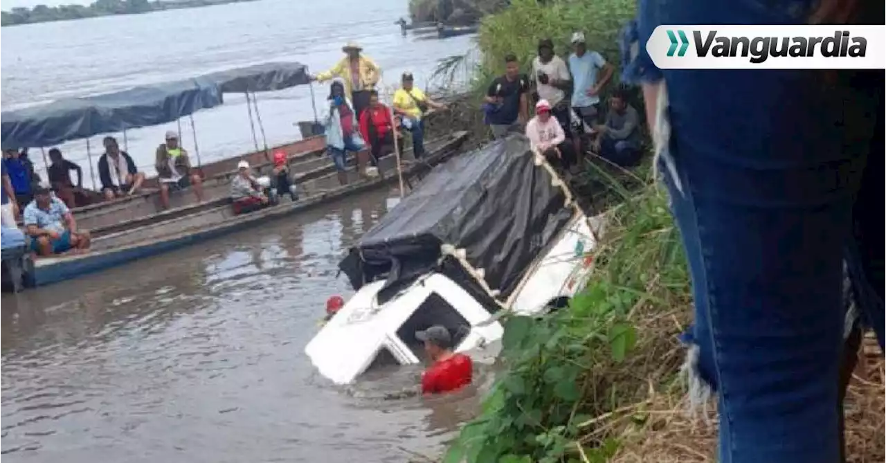 Tragedia en el ferry: Una camioneta cayó al río Magdalena dejando tres muertos