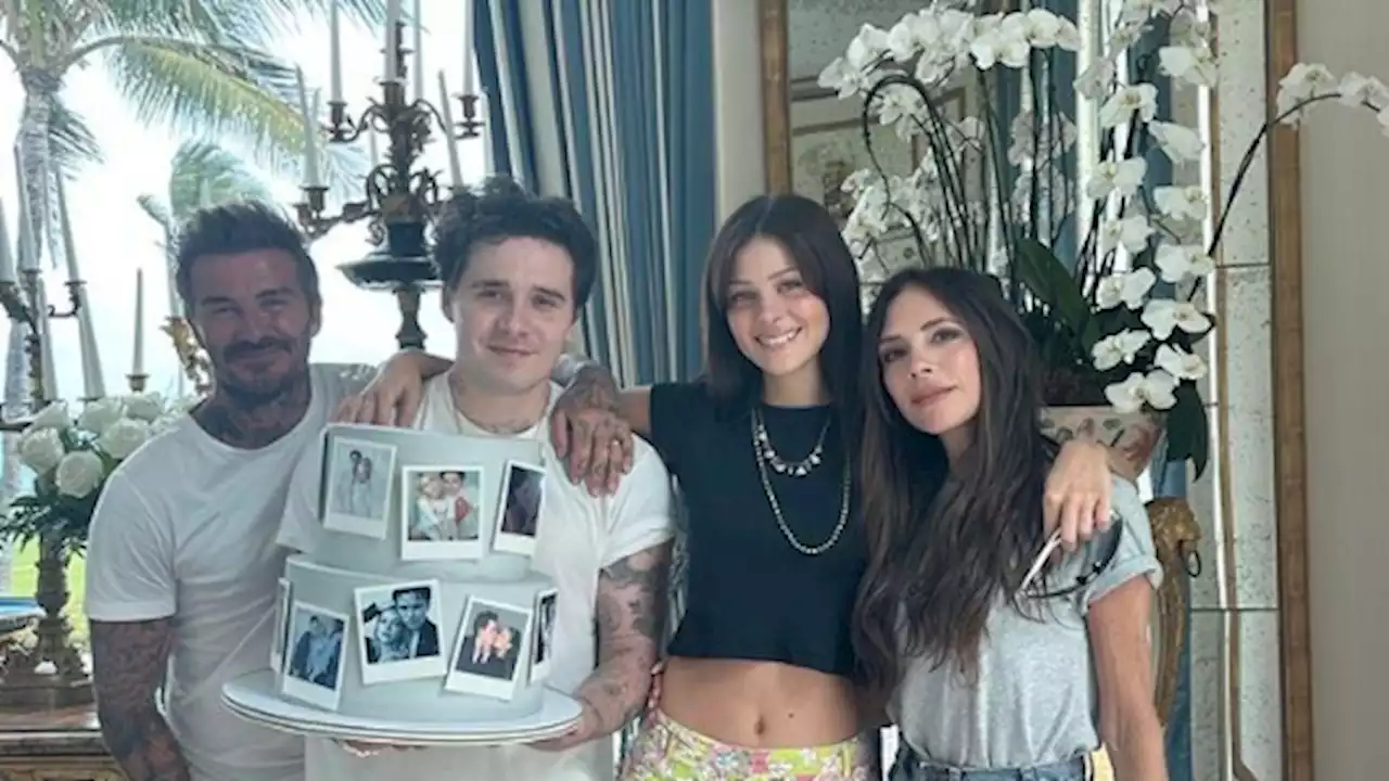 Brooklyn Beckham e Nicola Peltz festeggiano il primo anniversario di nozze con David e Victoria