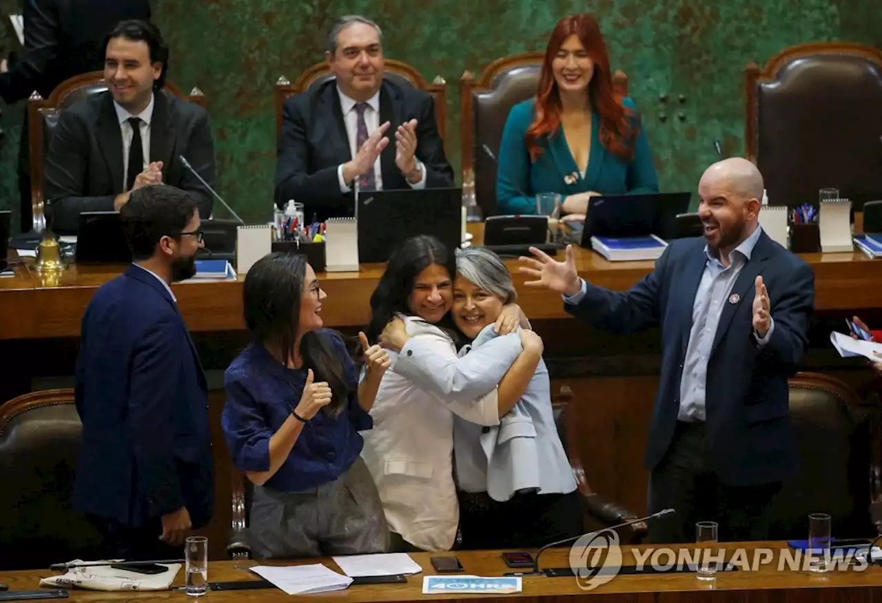 칠레 '주 40시간제' 하원서도 압도적 가결…'역사적 진보' | 연합뉴스