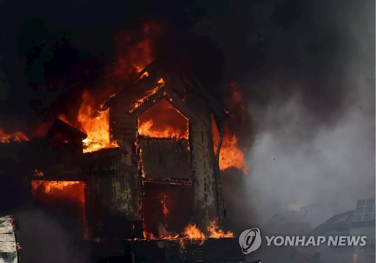 [강릉산불 르포] 화마 키운 솔숲…전소 피해 속출한 경포 펜션촌 | 연합뉴스