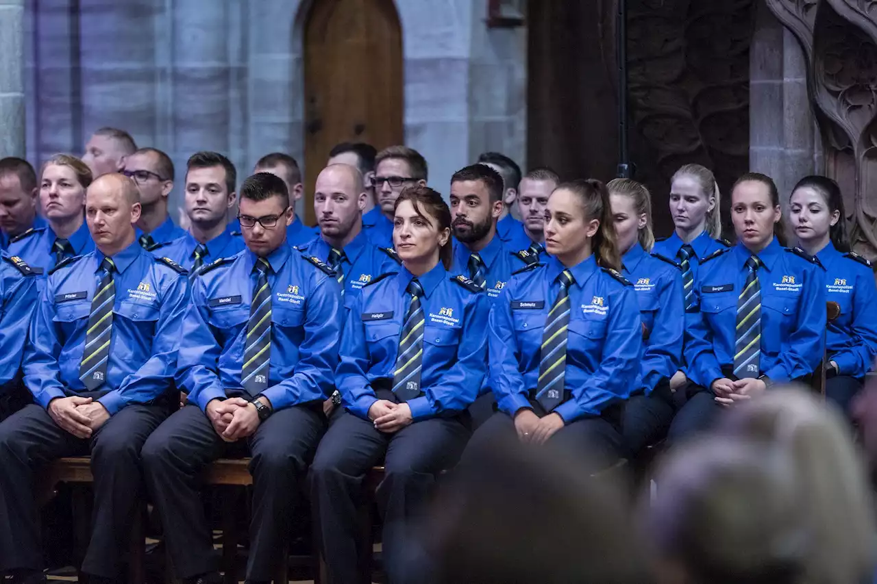 Polizeiberuf soll attraktiver werden – Mehr Lohn für Basler «Schugger»: Kommission gibt grünes Licht