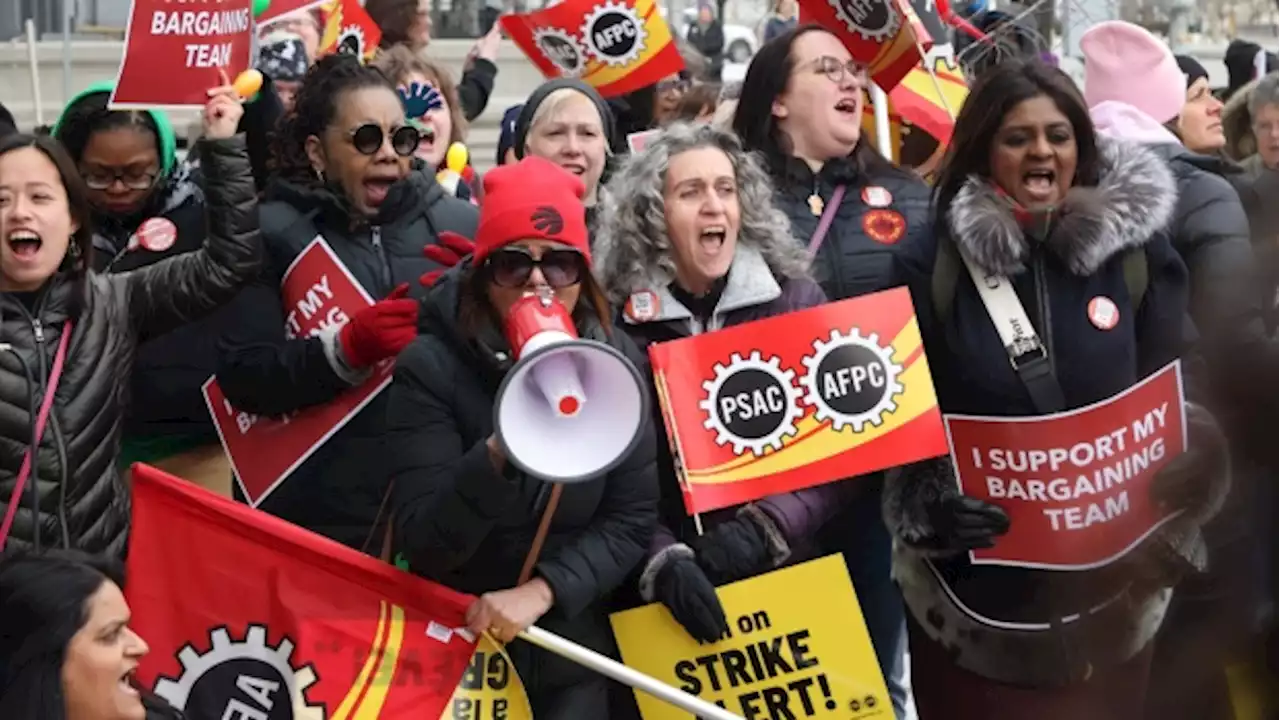 Members of public service union vote in favour of federal strike mandate - BNN Bloomberg