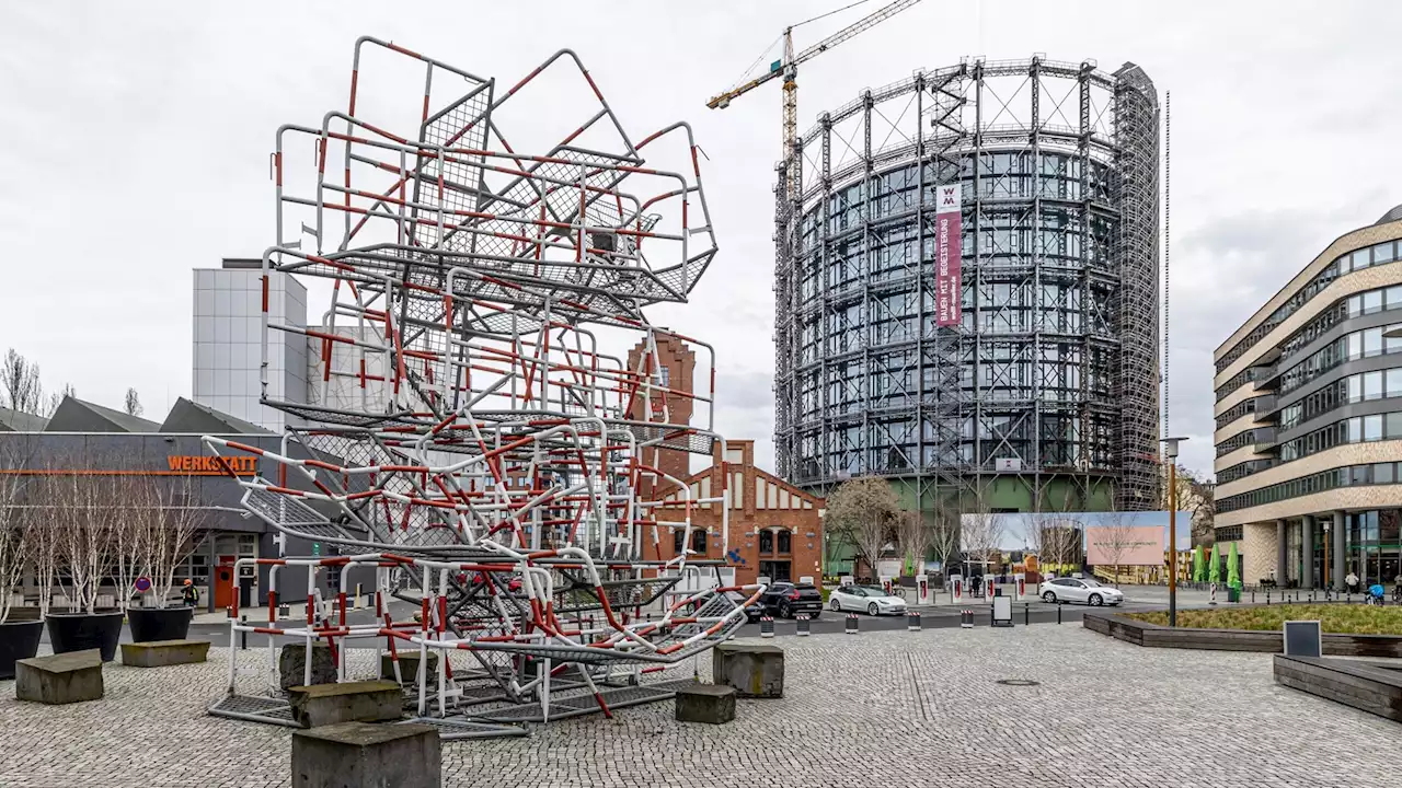 Die Absperrgitter-Skulptur steht nun in Schöneberg