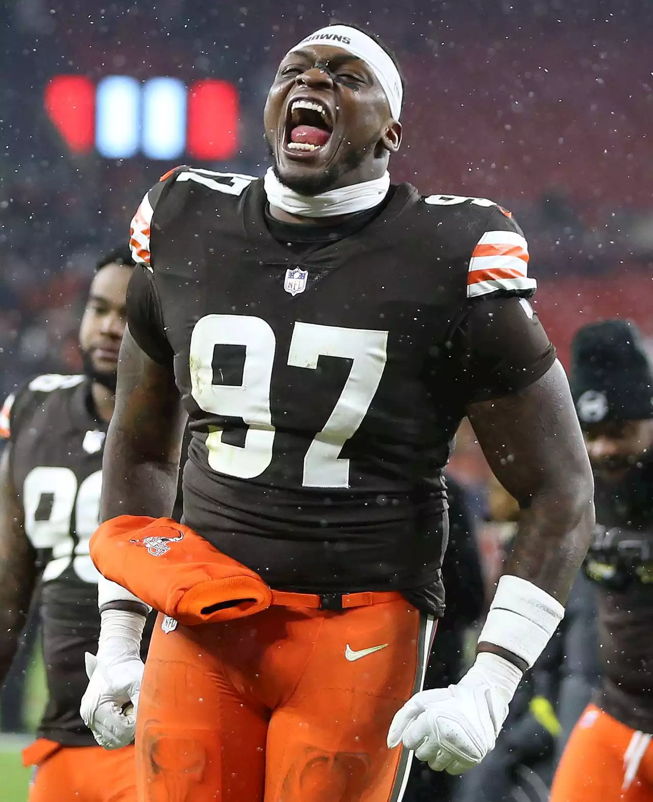 Browns DT Perrion Winfrey arrested on misdemeanor assault charge for injuring someone he was dating, court records show