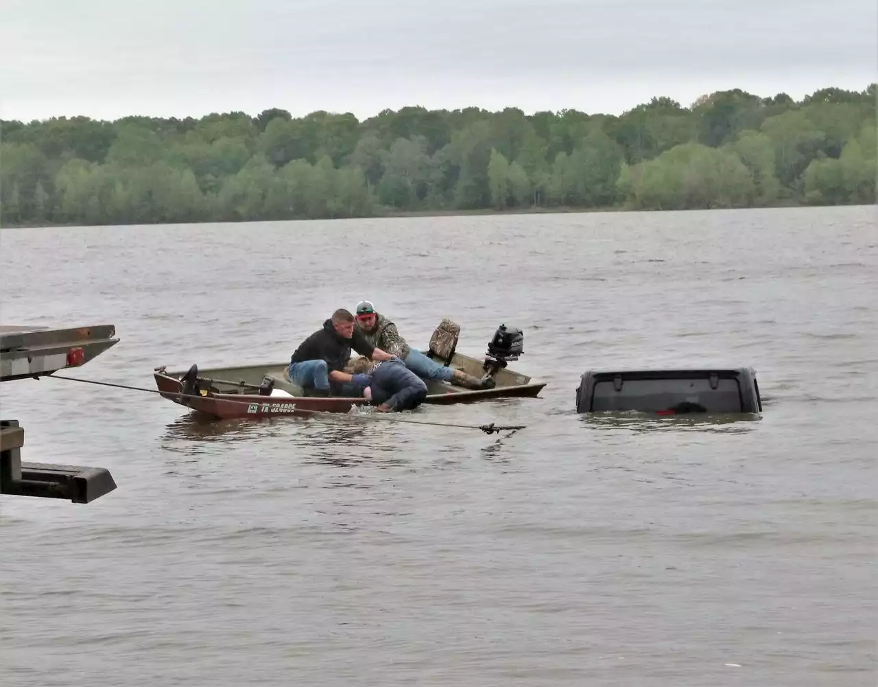 Fisherman finds Jeep submerged in a Texas lake; a woman inside was still alive