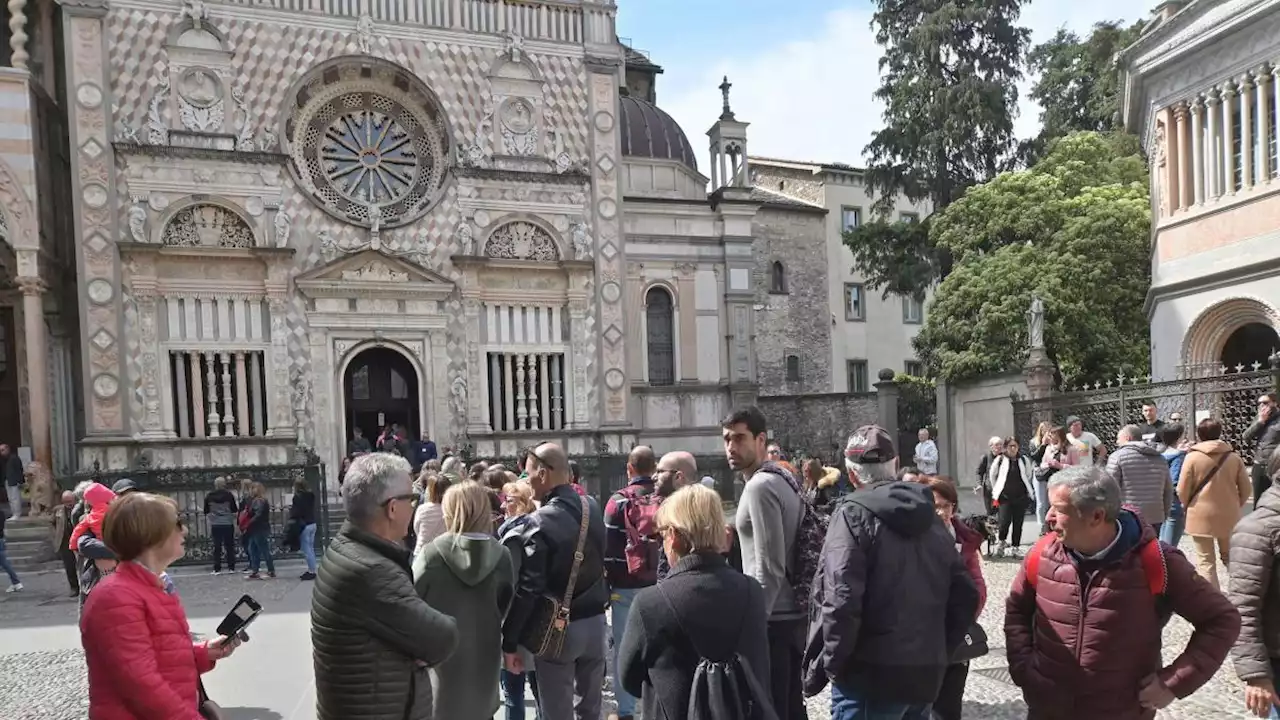 Bergamo, professoressa in pensione spiega agli amici la storia del Duomo di Città Alta: multa da 2 mila euro per esercizio abusivo della professione