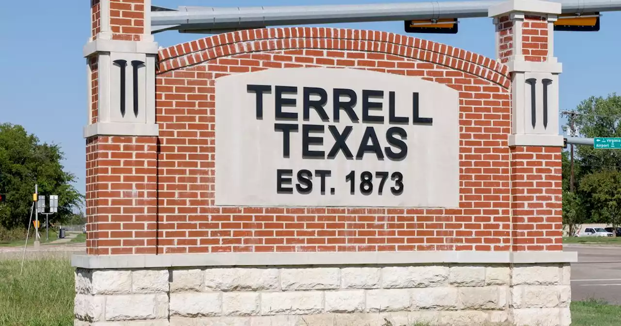 Small airplane flips during ‘touch-and-go’ practice at Terrell Municipal Airport runway