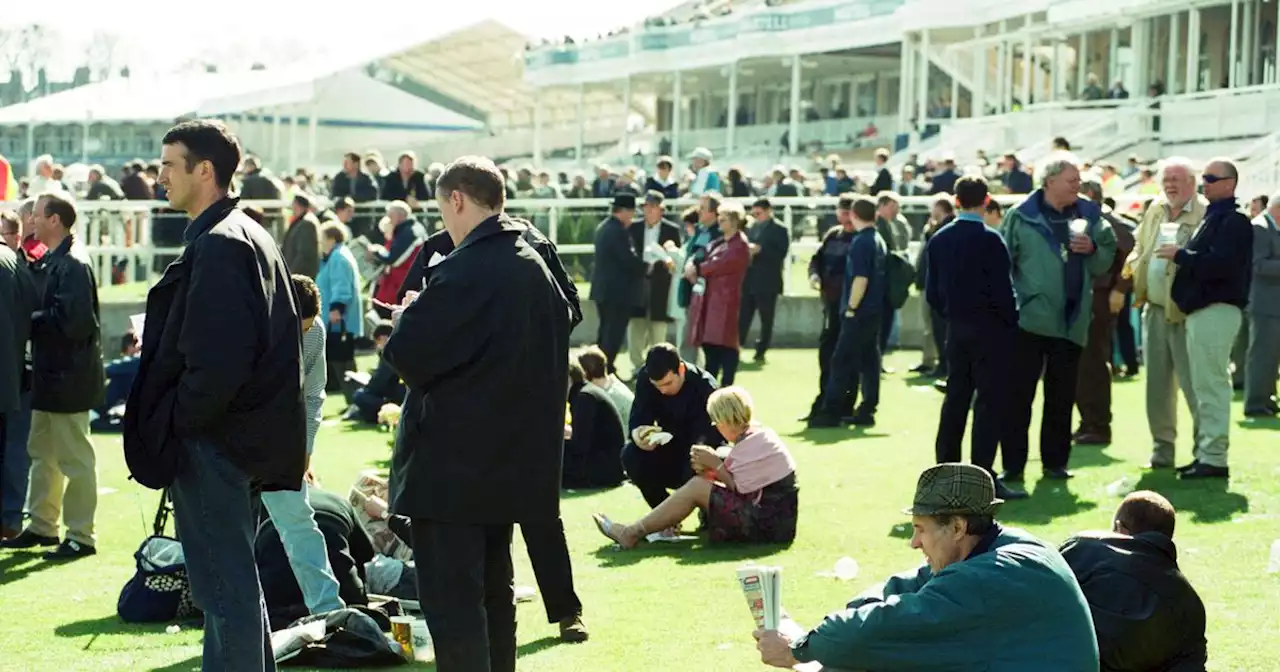 Busy scenes and many faces at Grand National Festival in 2000