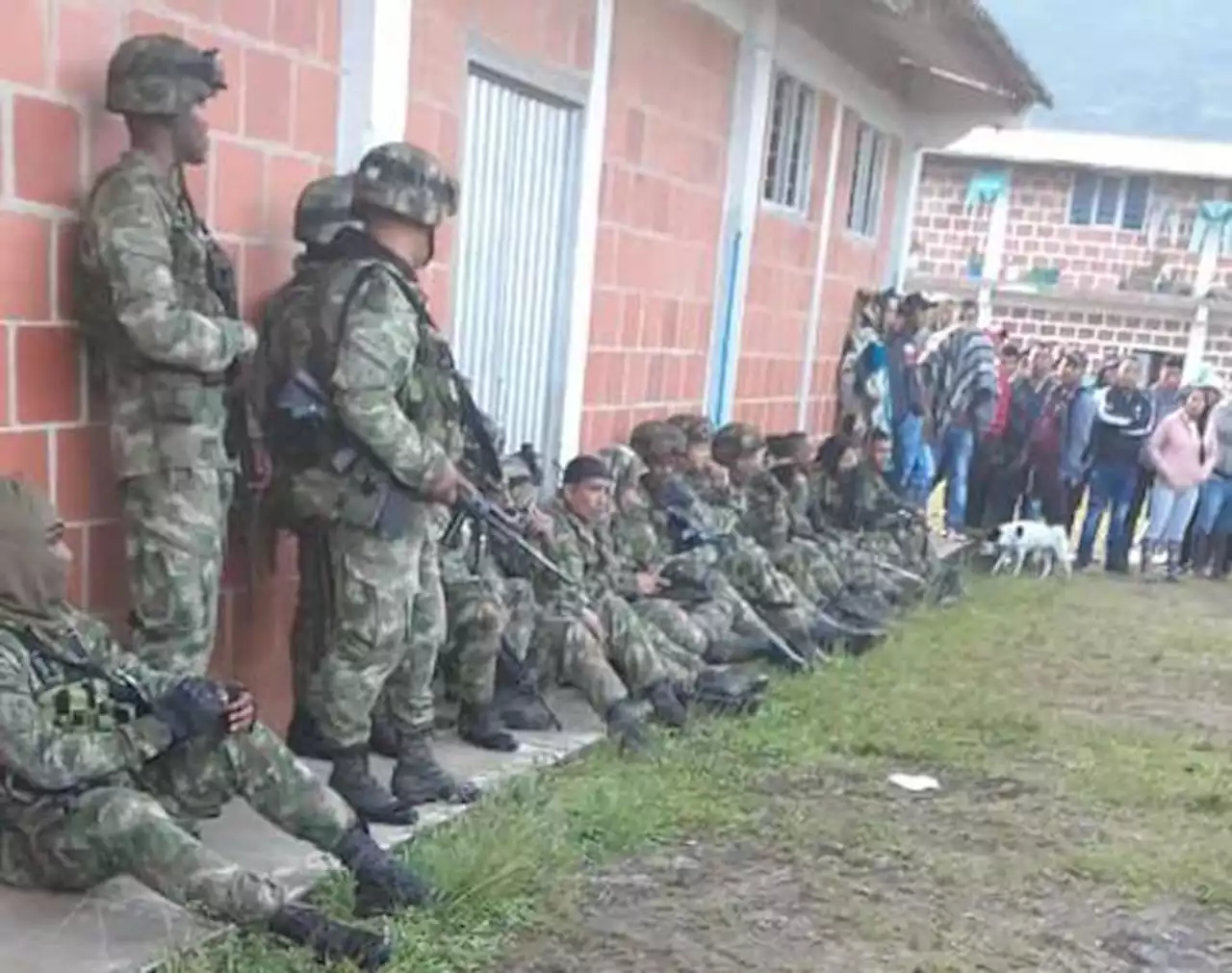 Ejército denunciará secuestro tras retención de militares por comunidad de Toribío