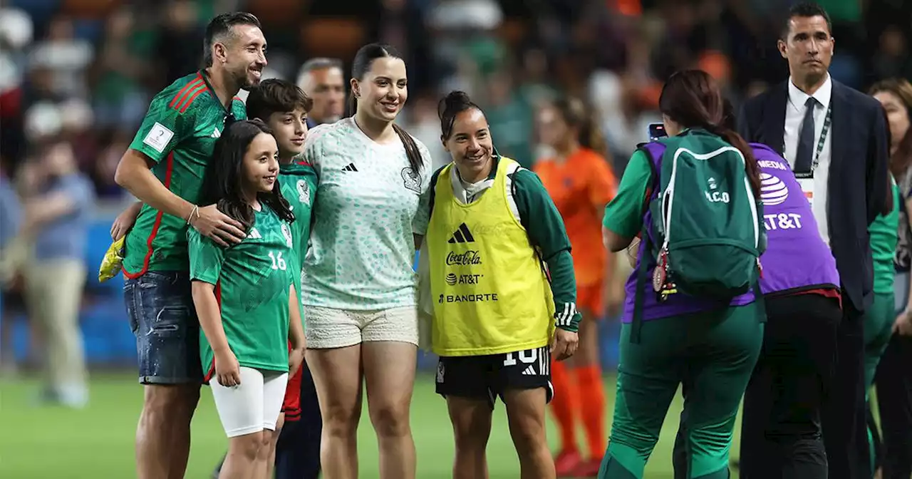 ¡Como todo un fan! Héctor Herrera pidió foto a Charlyn Corral en duelo del Tri Femenil