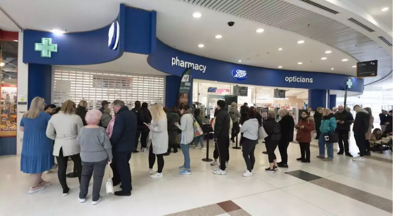 Shoppers pile into Braehead to get free bags of MAJOR beauty product