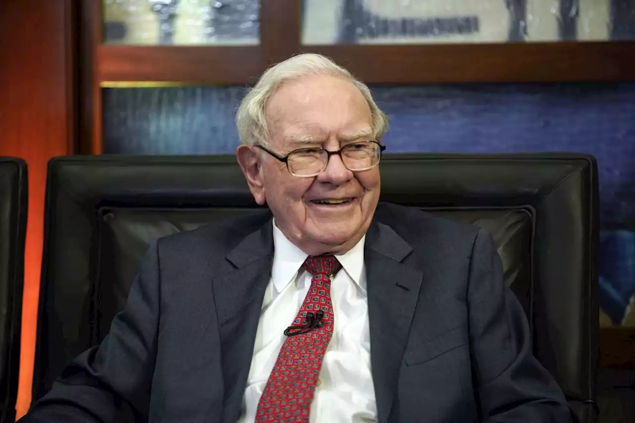 Warren Buffett says people should not panic about U.S. banking industry, safety of deposits