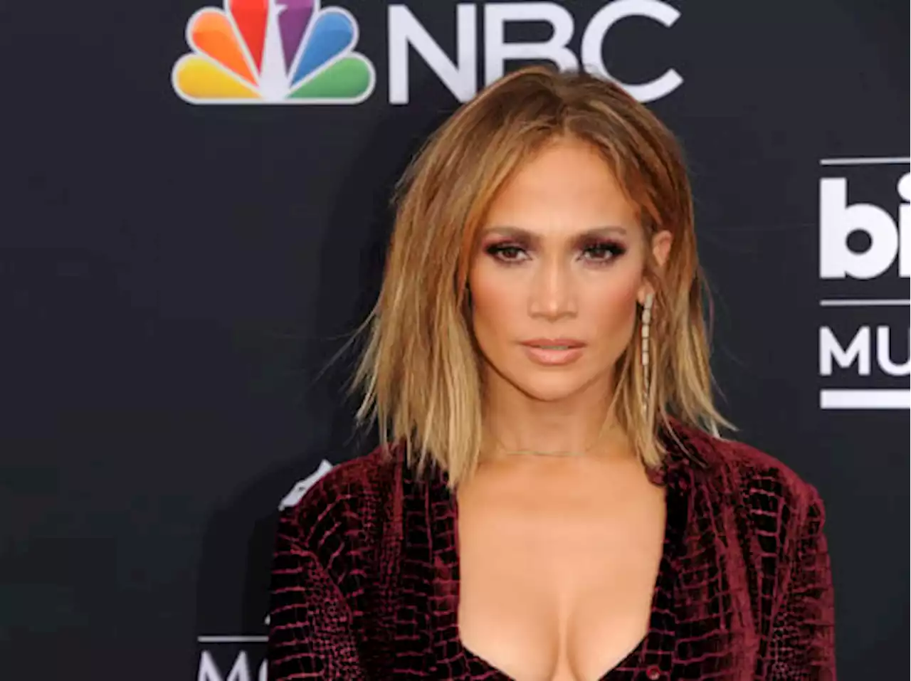 Jennifer Lopez honore la maternité avec style pour la campagne de la fête des mères de Coach - Grazia