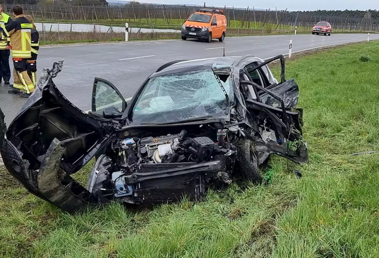 Bundesstraße gesperrt: Autofahrerin stirbt bei Unfall auf B299 nahe Mühlhausen - idowa