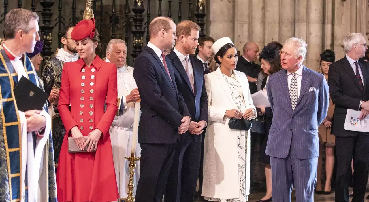 Harry sarà all'incoronazione di Re Carlo, ma senza Meghan (invitata) e i figli. Il caos della cerimonia