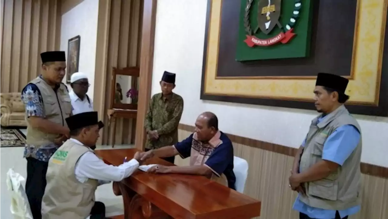 Plt Bupati Langkat Serahkan Zakat Mal Rp150 Juta ke Baznas