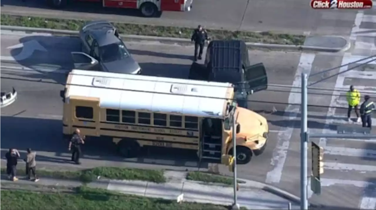 1 transported to hospital after crash involving HISD bus in southeast Houston