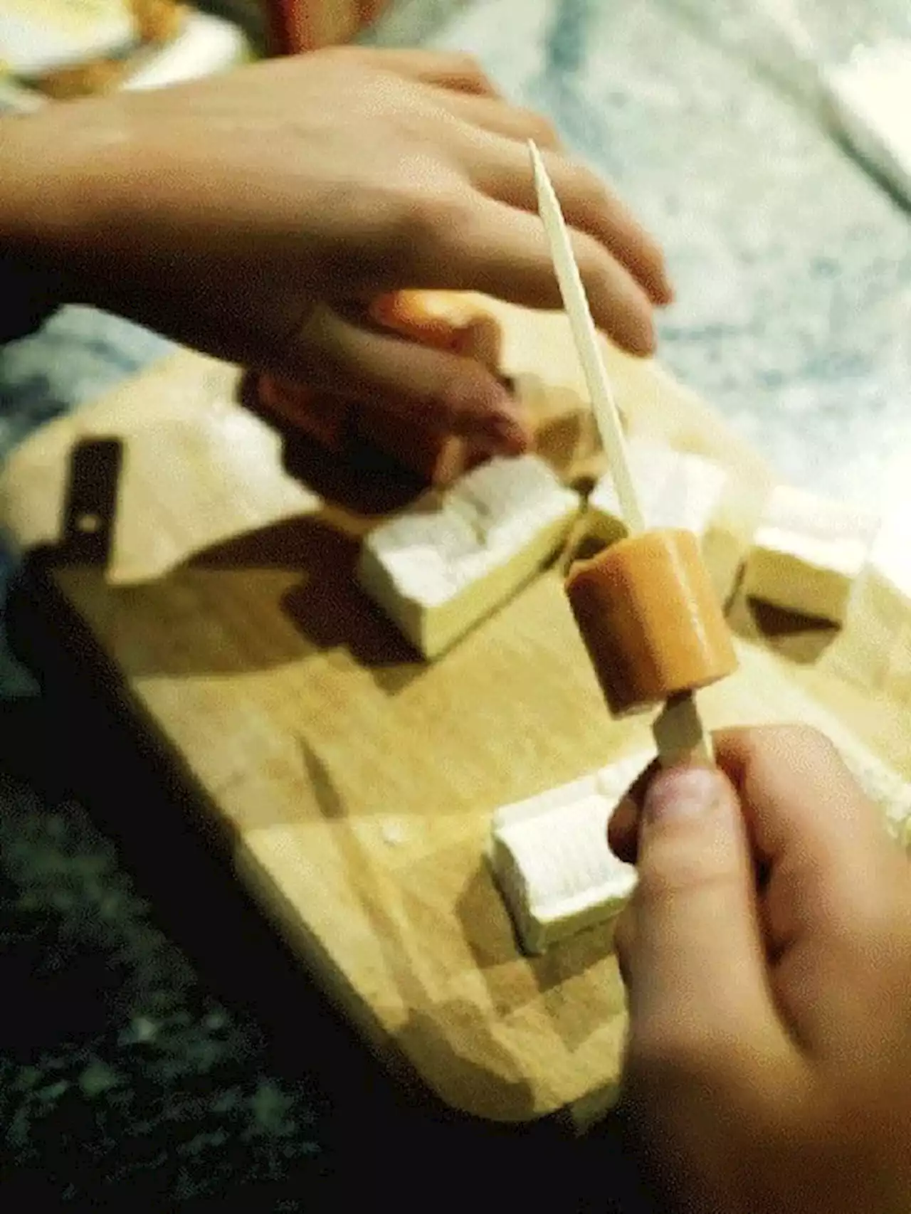 Le menu étudiant : salade crémeuse, corn-dog coréen et kiwi-fromage blanc