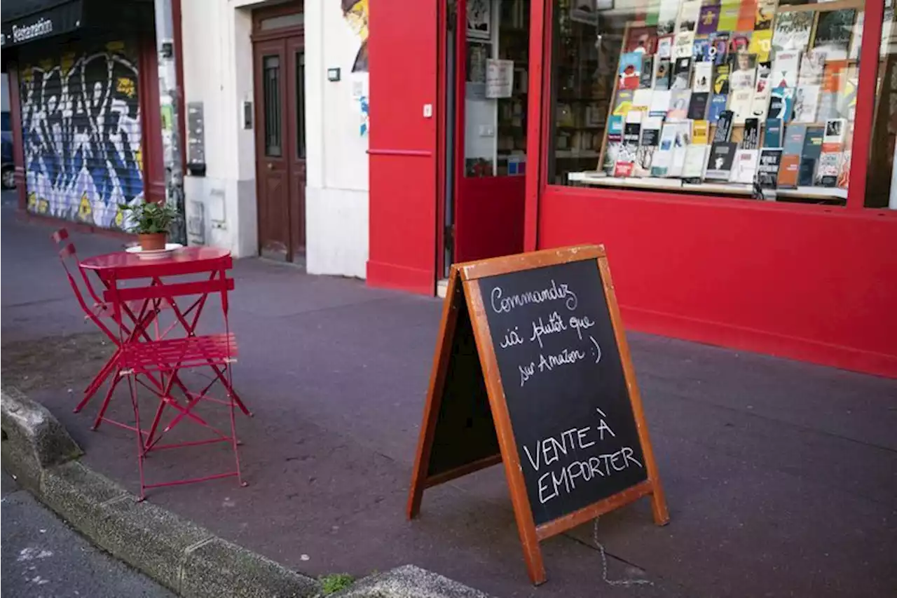 Se faire livrer un livre coûtera bientôt 3 euros de plus : les libraires sauvés d'Amazon ?