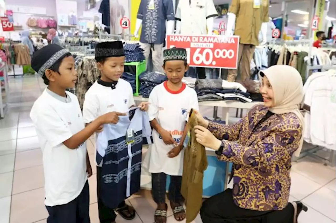 Garudafood Ajak Puluhan Anak Yatim Belanja Kebutuhan Lebaran