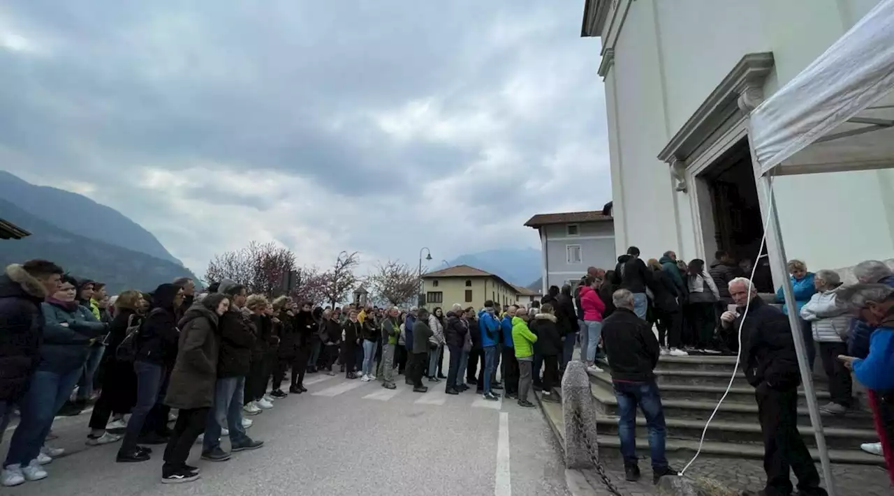 Runner morto in Trentino, il parroco di Caldes ai funerali di Andrea Papi: 'Affidiamo a Dio la nostra rabbia'