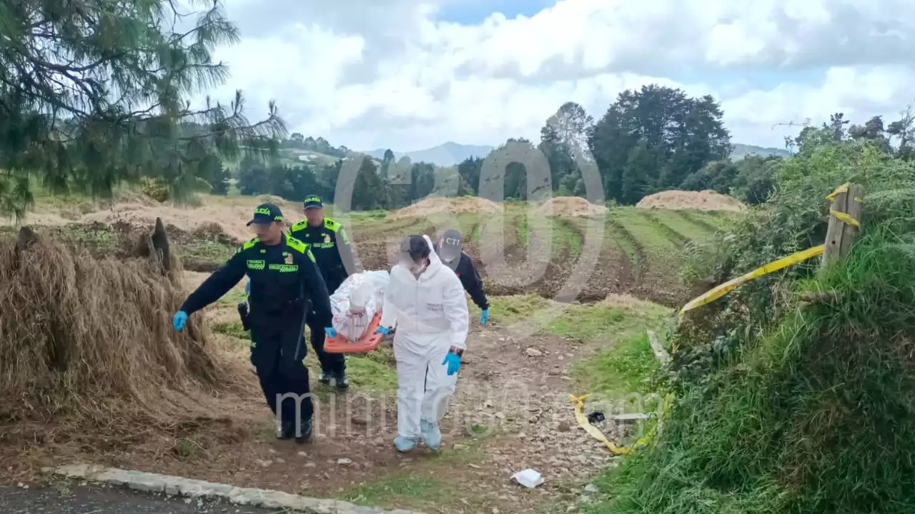 Encontraron un cadáver con impactos de bala envuelto en lonas en potrero de Bogotá | Minuto30