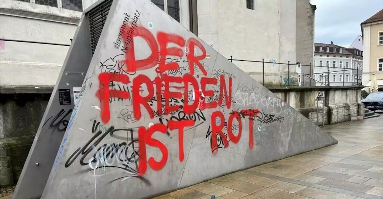 „Der Frieden ist rot“: Noch keine heiße Spur nach Graffiti-Serie in Regensburg