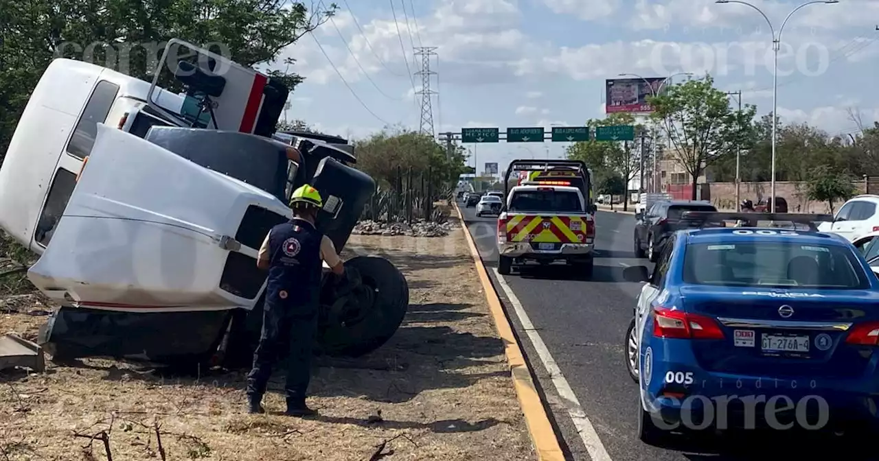 Tráiler se vuelca para evitar choque en el Libramiento de León