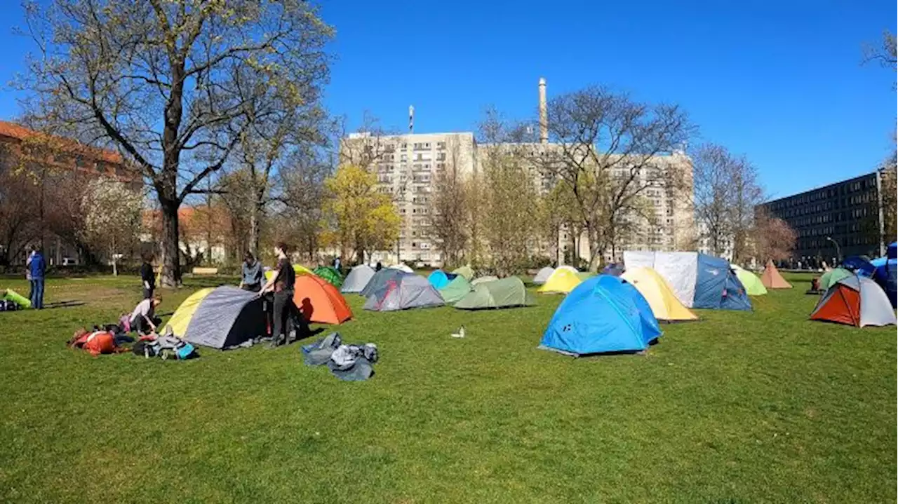 Klima-Aktivisten eröffnen Protest-Camp in Berliner Regierungsviertel